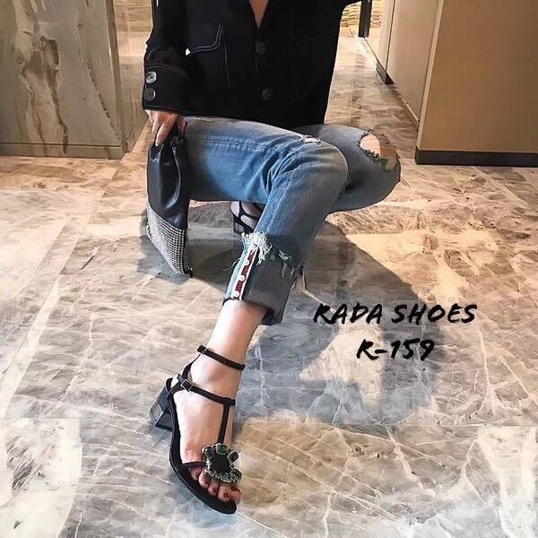 ใครรออยู่ ... ด่วน!!!เลยจ้า สวยถูกมาก... 2019 New Shoes ... รองเท้าโรเจอร์ เพชรเขียว รองเท้า พร้อมส่ง ... รองเท้าแบบใหม่ล่าสุด โรเจอร์เพชรเขียว แบบปังมาก กนะตอบรับใส่สวย สูง 3 นิ้ว งานรัดส้น สายตะข้อเกี่ยว ปรับระดับขนาดได้งานเพชรอลัง สวยสมัยใหม่จ้า