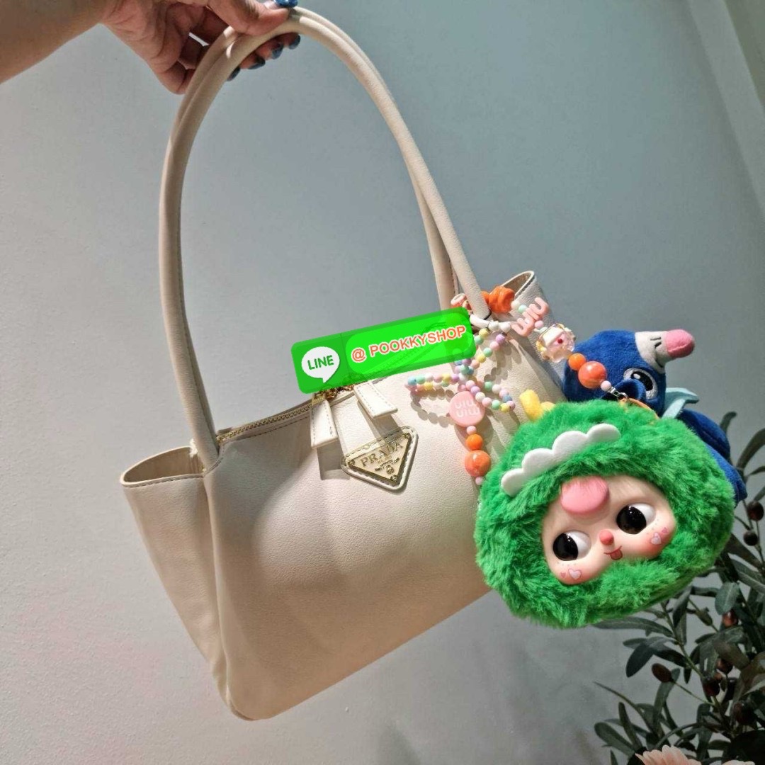 PRADA MEDIUM LEATHER HANDBAG 🔆 Details สะเทือนวงการแฟชั่นแบบสุด! กับกระเป๋าสะพายไหล่พรีเมี่ยมกิ๊ฟ ดีไซน์เก๋และมาแรงมาก สาวๆหนุ่มๆติดแกลมต้องไม่พลาด สวยดูแพง หูสะพายคล้องไหล่สะดวก ปากกระเป๋ามีซิปรูดเปิดปิดง่าย ภายในแบ่งสัดส่วนสวย โล่งกว้าง มีทั้งช่