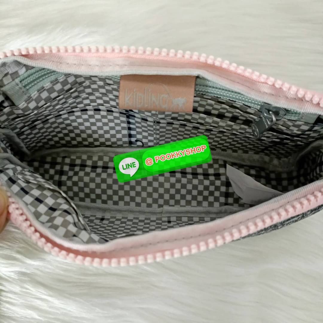 KIPLING 3 Monkey program Seoul up clutch & sling bag กระเป๋าคล้องมือ หรือ สะพายข้าง ขนาดเล็ก วัสดุ Nylon & Polyester 100% ใช้งานได้ 2 รูปแบบ มีสายสลับเปลี่ยนได้ทั้งแบบคล้องมือหรือสะพายข้าง เปิด-ปิดด้วยซิป ช่องหลักโล่ง มีช่องใส่บัตรด้านข้าง 6 ช่อง และช่องด