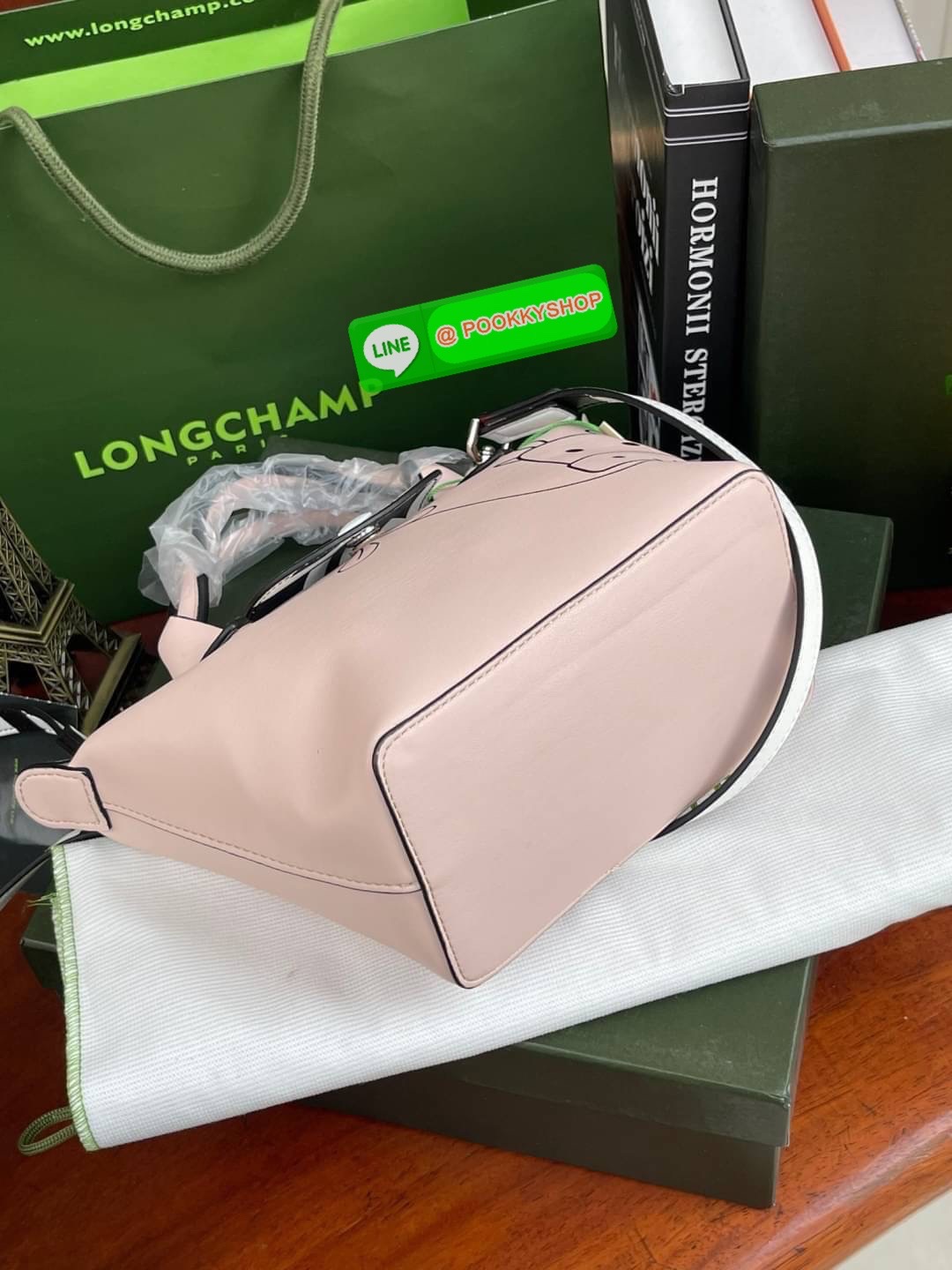 Longchamp Year of OX LE PLIAGE CUIR TOP HANDLE BAG XS Celebrate 2021! ต้อนรับปีวัวด้วยคอลเล็คชั่นพิเศษ วัสดุหนังเมทิส (Metis) หรือหนังแกะเนื้อนุ่มมาพร้อมหูจับขนาดสั้นเหมาะถนัดมือ กระเป๋าทรงไอคอนนิกพร้อมลวดลาย animation สุดน่ารักตรงยุคสมัย เอาใจผู้ที่ชื่นช