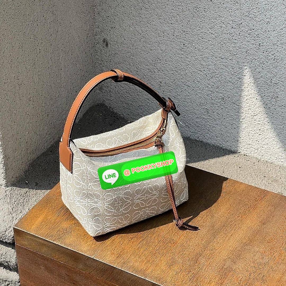 ✴️Must Have!✴️ นาทีนี้ต้อง NEW! LOEWE ANAGRAM SHOULDER BAG VIP GIFT WITH PURCHASE (GWP) กระเป๋าถือหรือสะพายพรีเมี่ยมกิ๊ฟ Limited จาก LOEWE PERFUME DUTYFREE COUNTER รุ่นใหม่วัสดุ Anagram Canvas Jacquard Fabric ผสมผสานกับหนังแท้ Calfskin ลงตัว