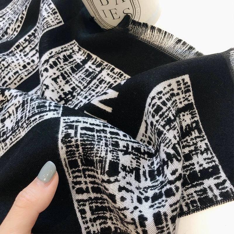 Best seller!! ผ้าพันคอ ลายแบรนด์เนื้อผ้าหนานุ่มๆเกรดพรีเมี่ยม ลายคมชัด งานนี้มาพร้อมกล่อง หรูหรามากค่ะงานนี้ใส่แมทชุดไหนๆก็ดู ไฮโซโก้หรูมากๆค่ะ งานดีๆแบบนี้สไตล์นี้ สาวๆห้ามพลาดกันเลยทีเดียวเชียว ช่วงใกล้เทศกาลแบบนี้ เหมาะจะเป็นของขวัญ ของฝากอีกด้วยนะค่ะ