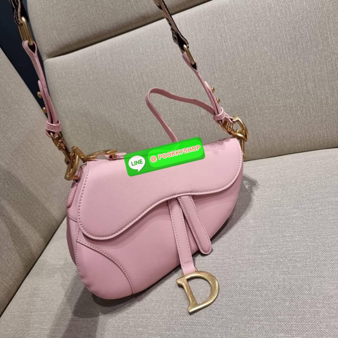 CD SADDLE BAG CALFSKIN กระเป๋าสะพายข้างพรีเมี่ยมกิ๊ฟ ทรงสวยไม่ซ้ำใคร กิมมิคในตัว ดูแพง ไซส์ใหญ่ ดีไซน์ย้อนยุค เป็นเอกลักษณ์สวยทุกแบบ เปิด-ปิดด้วยกระดุมแม่เหล็กซ่อน ใช้งานง่ายมากๆ ภายในเป็นช่องโล่ง มีช่องซิป วัสดุหนังลูกวัวฟอกสี ใส่ของสำคัญได้เลย หมดห่วง ม