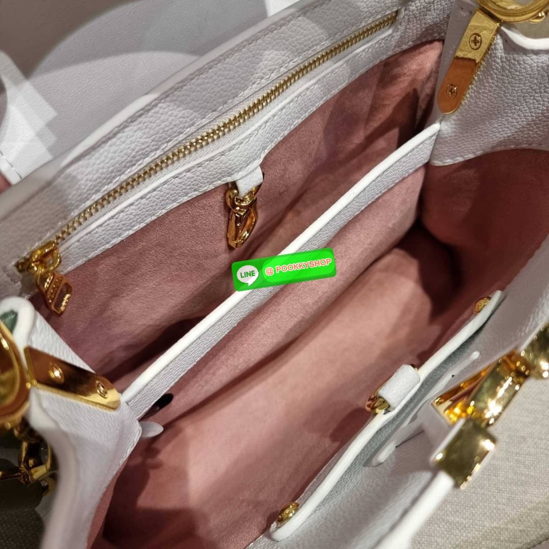 NEW IN!! LV capucines top handle วีไอพีพรีเมี่ยมกิ๊ฟจากเคาน์เตอร์ ที่สุดของความสวยในราคาเบาๆ กระเป๋าถือสุดหรู ดีไซน์ทรงคลาสสิค พร้อมลวดลายหรูหรา มาพร้อมหูจับในตัว ด้วยรูปทรงวินเทจและวัสดุหนังแท้ ขับผิว ทำให้ไอเท็มนี้สะกดทุกสายตาจริงๆ และยังมีลูกเล่นที่ฝาป