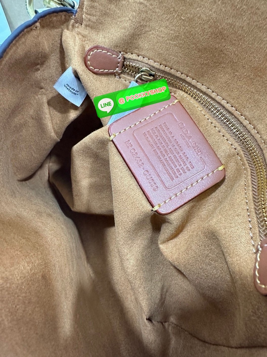 เรียบ หรู แต่ดูแพงแบบไม่ตั้งใจ Coach CU099 – Studio Shoulder Bag รุ่นฮิตสุดมินิมอล ตัว C เล็กหรูบนหนังสีคลาสิค ทรงสวยสะพายได้ทั้งถือไหล่และ crossbody ไม่ว่าจะใส่ลุคไหน… ก็เปลี่ยนเป็นลุคคุณหนูมีคลาสได้ในพริบตา