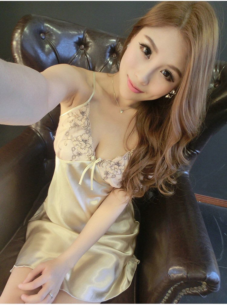 ชุดนอนผ้าไหม สายเดี่ยว แต่งลูกไม้ปัก เกรดพรีเมี่ยม สีชมพูอ่อน เนื้อผ้าเกรดหรู ไฮโซสุดๆคะ