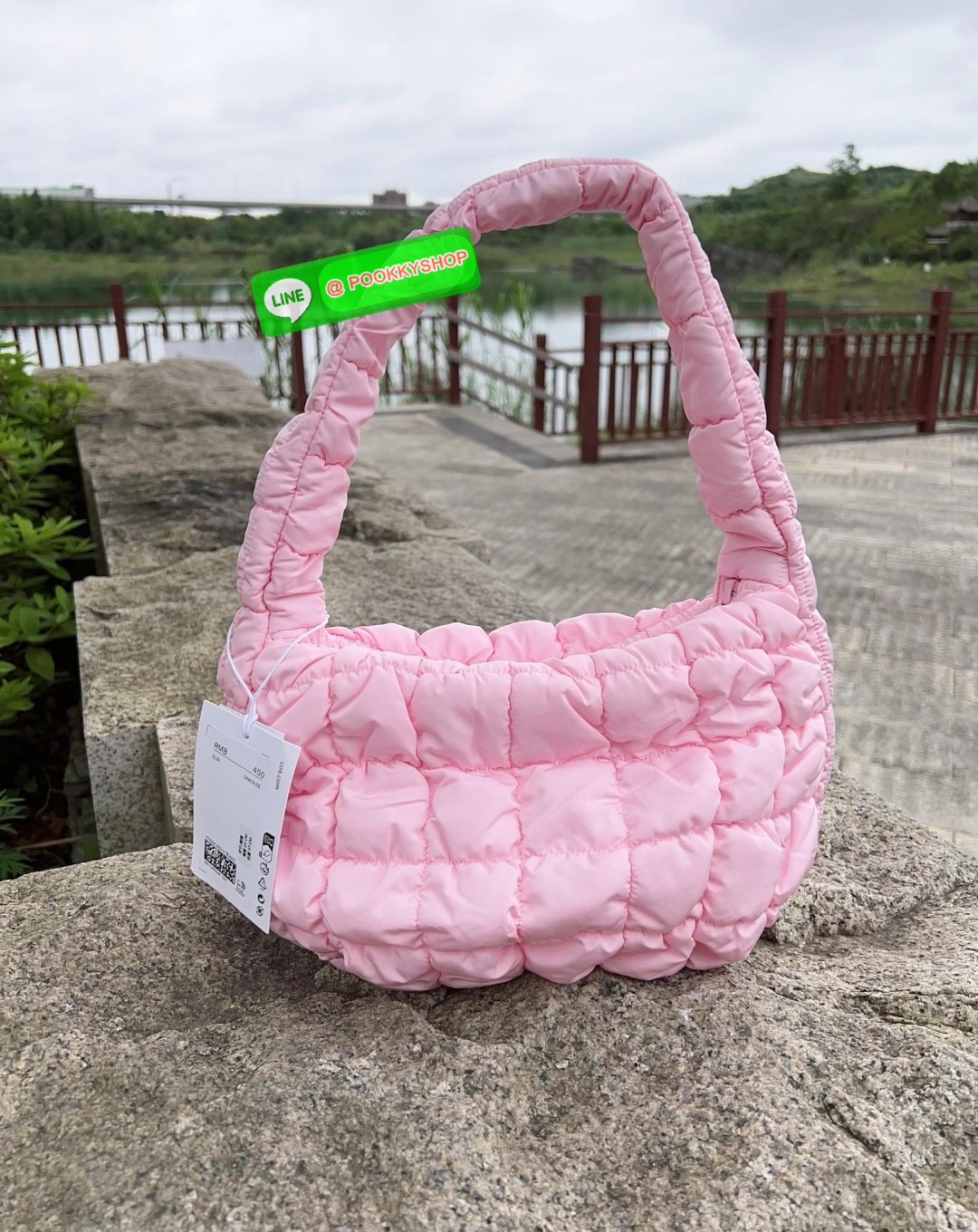 NEW IN!! 📣ล็อตใหม่เข้าแล้ว มาเพิ่มอีก2สีนะคะ อีกหนึ่งรุ่นหนึ่งทรงที่นิยมกันมากทีเดียว ฮิตไม่แผ่ว แต่งตัวเสร็จออกจากบ้านหยิบใบนี้ติดมือได้เลย COS QUILTED MINI BAG BLACK พร้อมส่ง! กระเป๋าจากแบรนด์COS ที่ไม่มีใครไม่รู้จักกัน วัสดุเป็นผ้าร่มแบบนวมนิ่ม