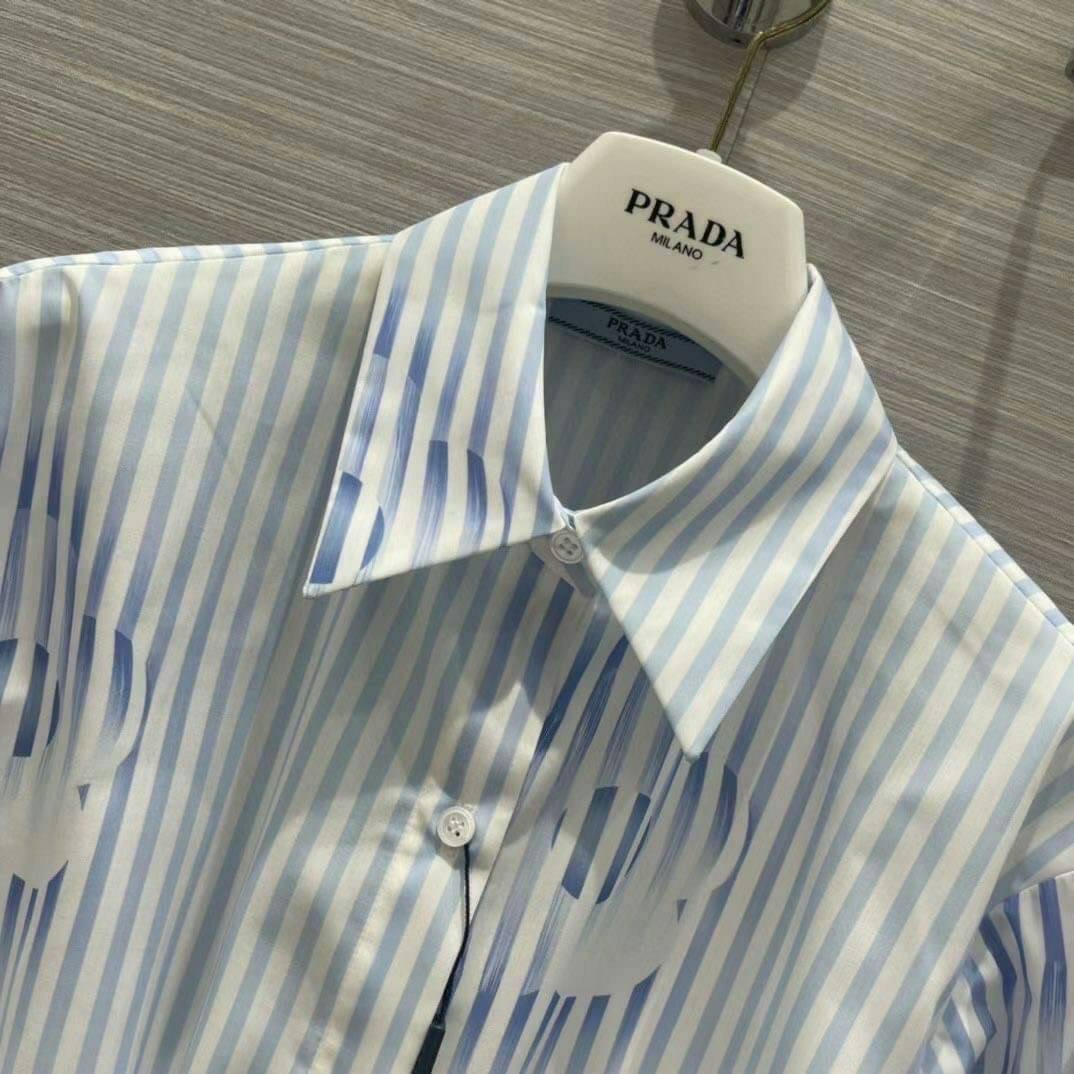 พร้อมส่ง รุ่นใหม่ !! มินิเดรสเดรสแขนยาวคอปกเชิตลายทางสีฟ้า PRADA Brand: PRADA มีป้าย tag แบรนด์ 💙Detail : มินิเดรสเชิตแขนยาวลายทางสีฟ้าเอวรูด แบรนด์ PRADA เนื้อผ้าอย่างดีงานสวยมากค่ะ งานคุณภาพการันตี มีป้าย tag แบรนด์