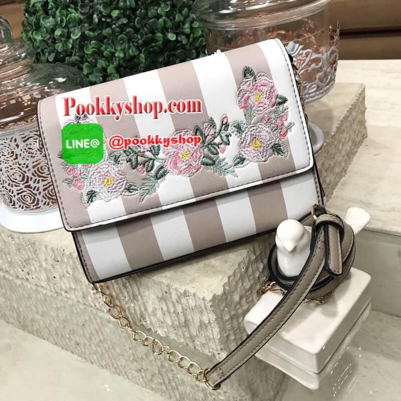 Don't Miss! ALDO Flower Crossbody Bag กระเป๋าสะพาย ALDO แบรนด์ดังจากแคนนาดา ดีไซน์สุดชิคปักลายดอกไม้สไตล์วินเทจหนังลายทางสพาสเทลอยู่ทรงกันน้ำ เปิดปิดด้วยกระดุมแม่เหล็ก ภายในมีโลโก้ ช่องซิป ช่องใส่มือถือ ใส่iphone+ได้ น้ำหนักเบา เป็นอีกหนึ่งรุ่นแนะนำค