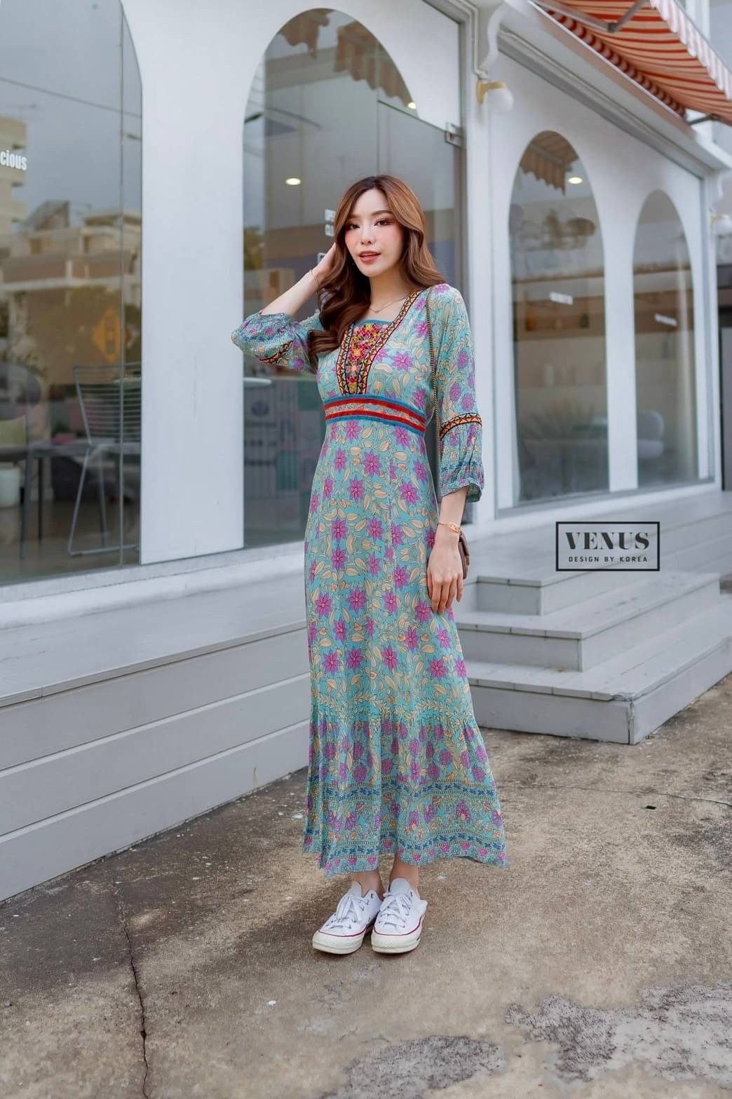I'm Lady By Venus Bohemain flora MaxiDress แม๊กซี่เดรสพิมพ์ลายดอกไม้ ตามสไตล์โบฮีเมี่ยน ช่วงอกแต่งงานปักอย่างดีนะคะ แขนแต่งพองเล็กน้อยเก๋สุดๆคะ แม๊ทกับรองเท้าผ้าใบก็เก๋คะ