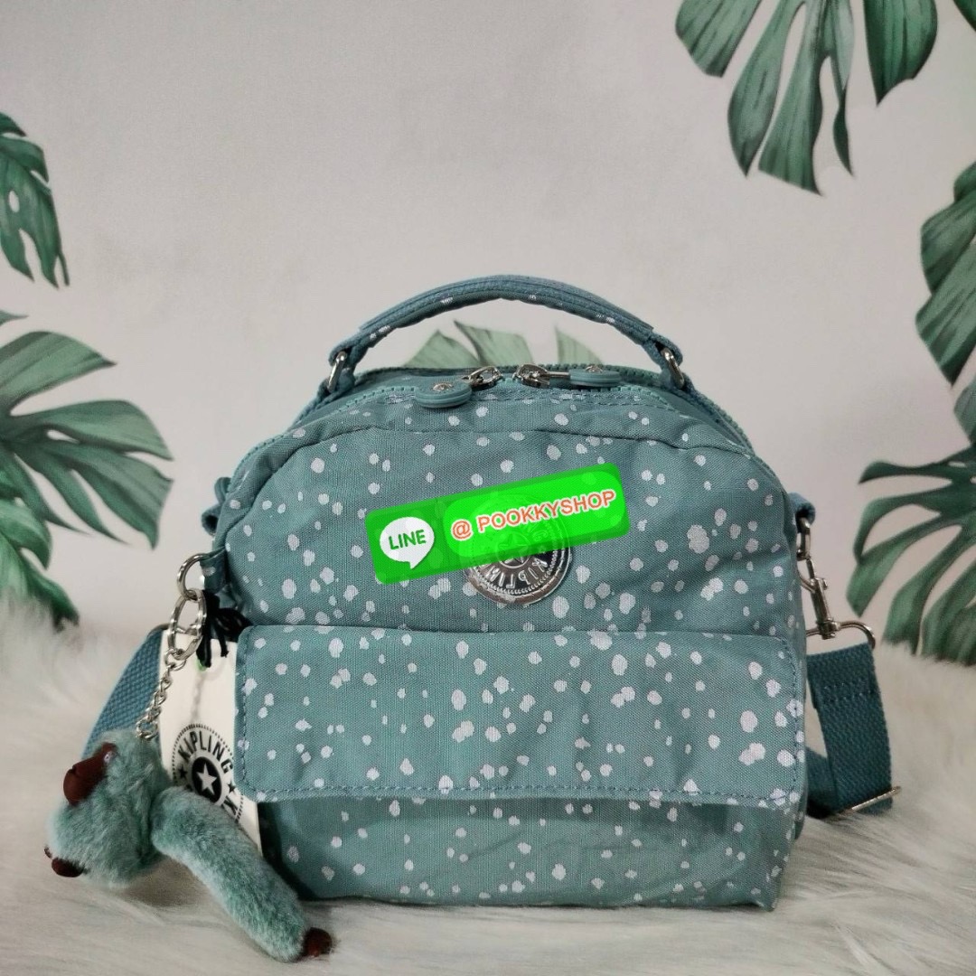 KIPLING Cand 2 ways backpack กระเป๋าถือหรือสะพายข้าง ขนาดกลาง วัสดุ Polyester 100% -ด้านหน้ามี 2 ช่องซิป -ช่องหลักโล่งกว้าง ใส่ของได้เยอะสุดๆ พร้อมช่องซิปและช่องแยกด้านข้างให้แยกของได้เป็นระเบียบมากขึ้น สามารถติใส่กระเป๋าสตางค์ใบยาวได้ มาพร้อมสายคล้องพวงก