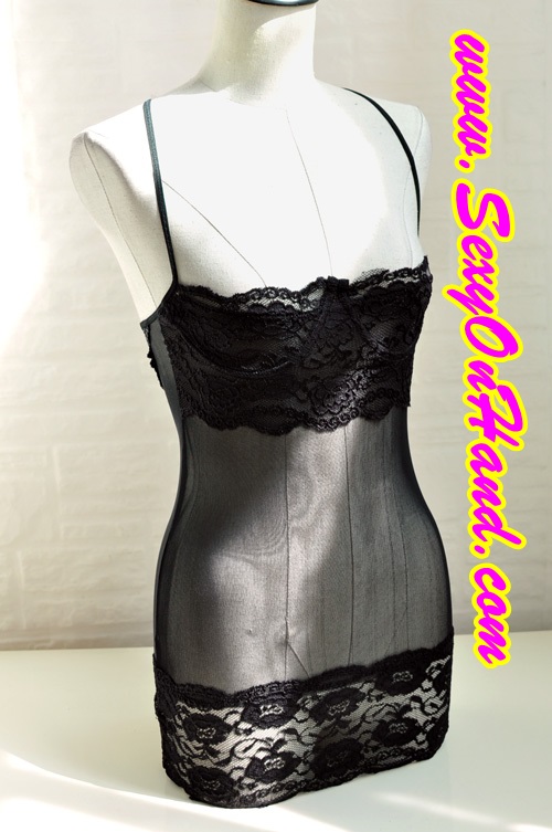 ชุดนอน เซ็กซี่ ชุดซีทรู ชุดนอน สายเดี่ยว ชุดยั่วน้ำลาย ชุดลูกไม้ เนื้อผ้าบางเบา สีดำ ผ้าลูกไม้ นุ่ม เกรด AA แต่งแถบลูกไม้ช่วงอก พร้อมโครงเหล็กซ่อนด้านในเพื่อช่วยเน้นช่วงเนินอก ขอบล่างแต่งแถบลูกไม้ กว้าง4-5 นิ้ว เพิ่มความเซ็กซี่ มากๆ สวยหรู เหมือนในรูปเ