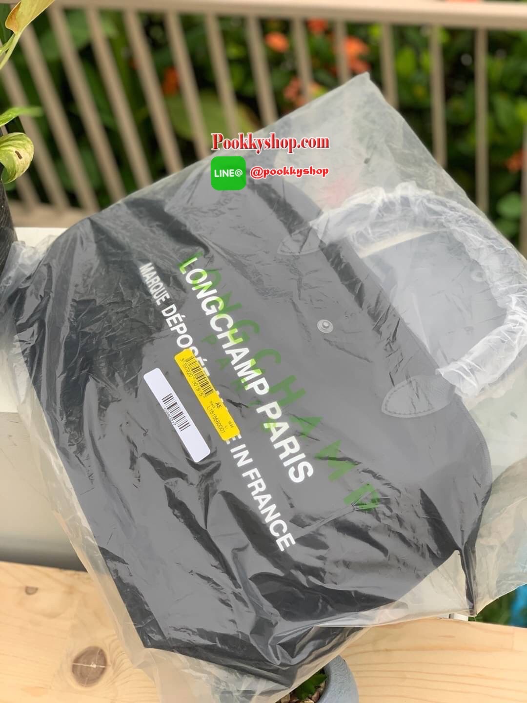 Longchamp by shayne oliver top handle Bag L อีกหนึ่งคอลเลคชั่นแบบลิมิเตทที่ออกแบบโดย Shayne Oliver นักดีไซน์เนอร์ชื่อดังระดับโลก ด้วยรูปทรงกระเป๋าที่ออกแบมาเพือใช้ได้ในชีวิตประจำวัน เน้นความเรียบหรู และง่ายต่อการถือและสะพายอย่างคล่องตัว ใส่สิ่งของได้เยอะส