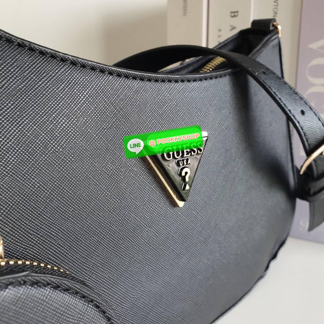 รุ่นใหม่ล่าสุด! GUESS ALEXIE TOP ZIP SHOULDER BAG กระเป๋าทรงยอดฮิต ซื้อ1ได้ถึง2ไอเท็ม วัสดุตัวหนังลาย SAFFIANO สวยหรู เปิดปิดด้วยซิปยาว ด้านในใส่กระเป๋าสตางค์ยาว มือถือได้ทุกรุ่น พร้อมช่องซิปและช่องใส่บัตรแยกให้ เพิ่มความน่ารักด้วย กระเป๋าใส่เหรียญใบเล็กท