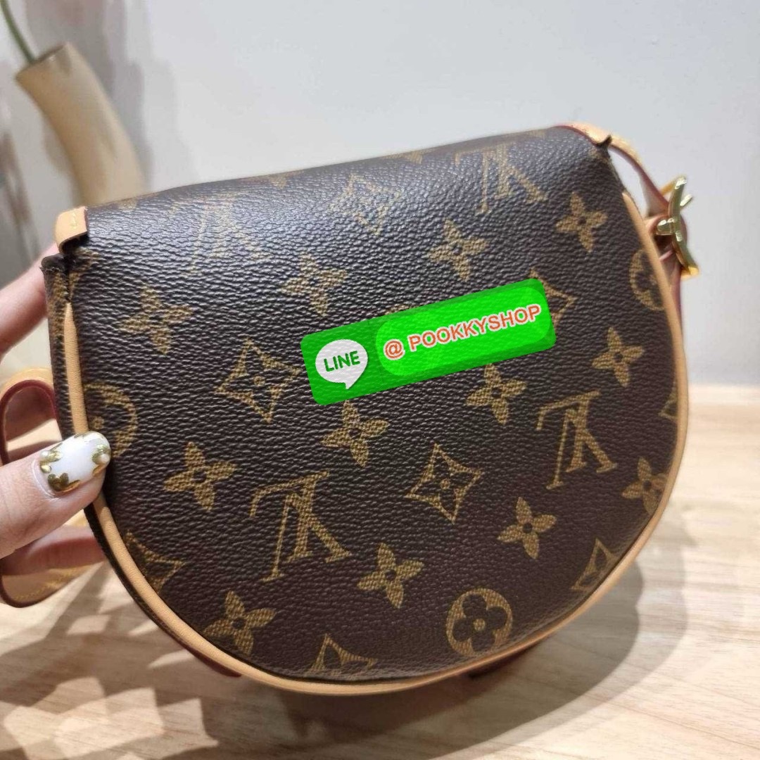 LV TAMBOURIN CROSSBODY BAG 🔆 Details รุ่นลิมิเต็ดหายาก กับกระเป๋าสะพายทรงสวย ดีไซน์คลาสสิค เปิด-ปิดด้วยกนะดุมแม่เหล็ก สายสะพายในตัว ปรับได้ หรือซ่อนสายและถือเป็น clutch ออกงานก็ได้ ดูแพงมากๆ ภายในเป็นช่องโล่ง ใส่ของจุกจิกได้ ของจำเป็นได้ โทรศัพท์ไ
