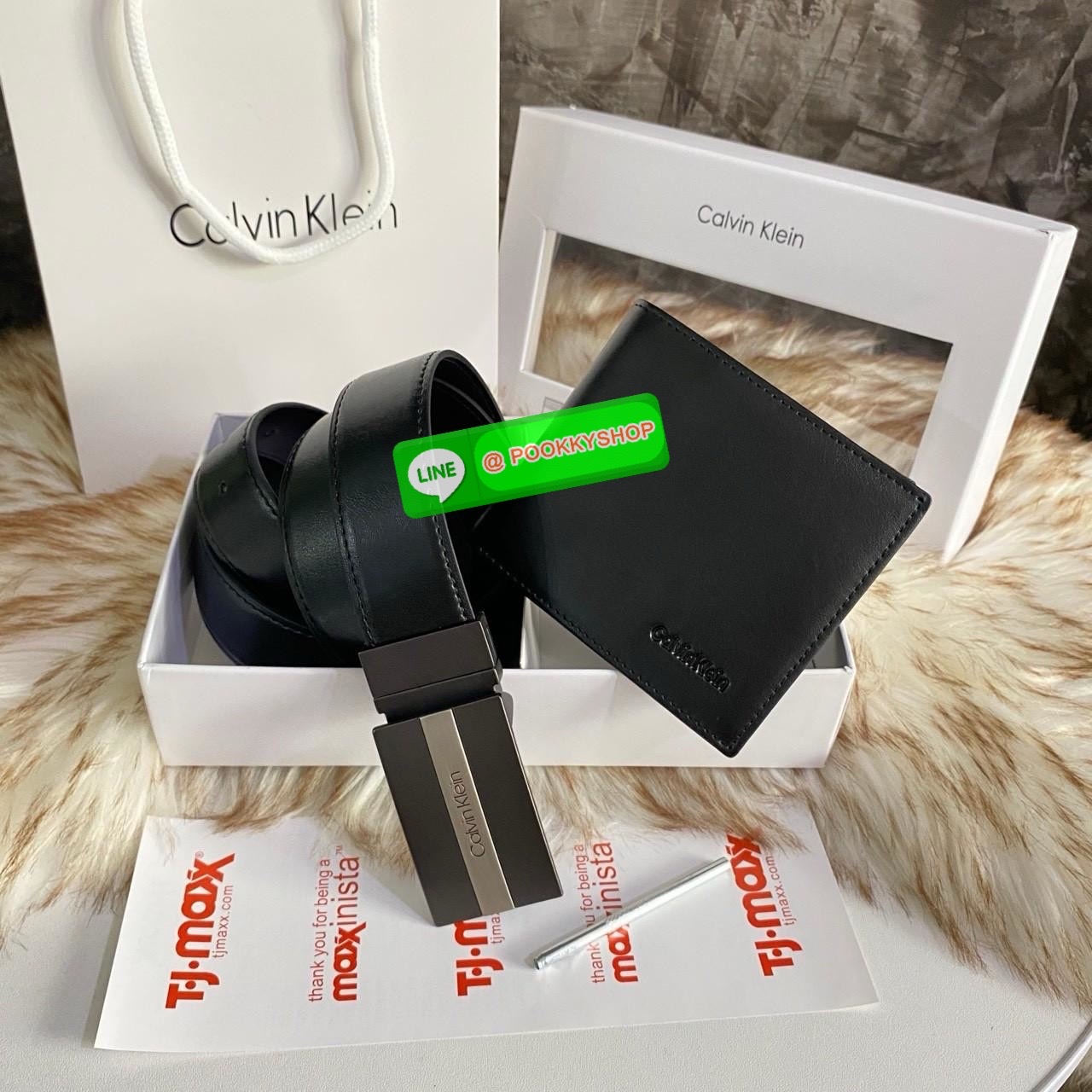 Calvin Klein Leather Belt & Wallet Set Setกระเป๋าสตางค์+เข็มขัด กระเป๋าสตางค์ด้านหน้าปั๊มชื่อแบรนด์ มีช่องใส่รูป ช่องใส่บัตร ช่องใส่ธนบัตร และช่องใส่รูป เข็มขัดหนังแท้ปั๊มแบรนด์ สามารถสลับใช้ได้ทั้ง 2 ด้าน เข็มขัดปรับระดับได้ 5 ระดับ มาพร้อมที่เจาะรูจ้า