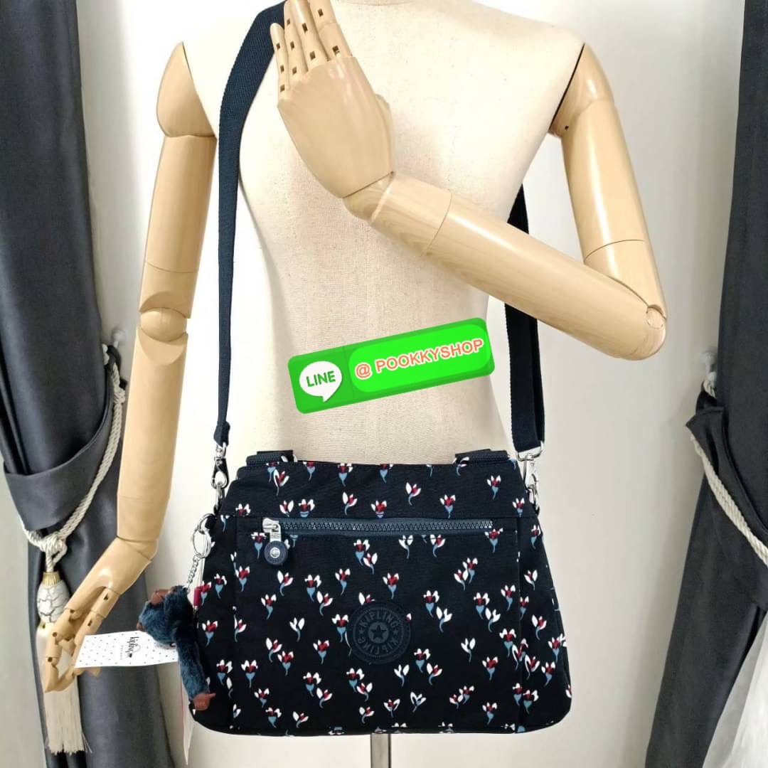 KIPLING ELISE HANDBAG กระเป๋าถือและสะพายไหล่ วัสดุ Nylon +Polyester ขนาดกำลังพอดี จุของได้มาก มีหูจับสองสาย ถือสะดวก น้ำหนักเบา มีช่องซิป ด้านหน้า ช่อง กระเป๋าหลักเปิด-ปิดด้วยซิป มี3 ช่องว่างใส่ของได้จุมากๆ ใส่มือถือได้ กระเป๋าสตางค์ใบยาว และ เครื่องสำอาง