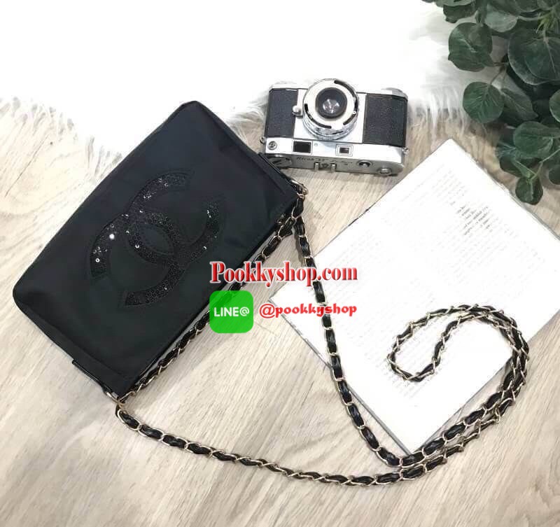 ไอเท็มแนะนำ! รุ่นใหม่ล่าสุด Chanel Cosmetic Cluth Bag With Chain กระเป๋าถือหรือสะพายพรีเมี่ยมเเท้จาก Chanel Cosmetic Counter VIP Gift วัสดุ Nylon&Polyester 100% สีดำประดับโลโก้แบรนด์วิ้งๆสวยหรูดูดี เปิดปิดด้วยซิป หัวซิปแบรนด์อะไหล่ทอง ซับในสกรีนโลโก้ ภายใ