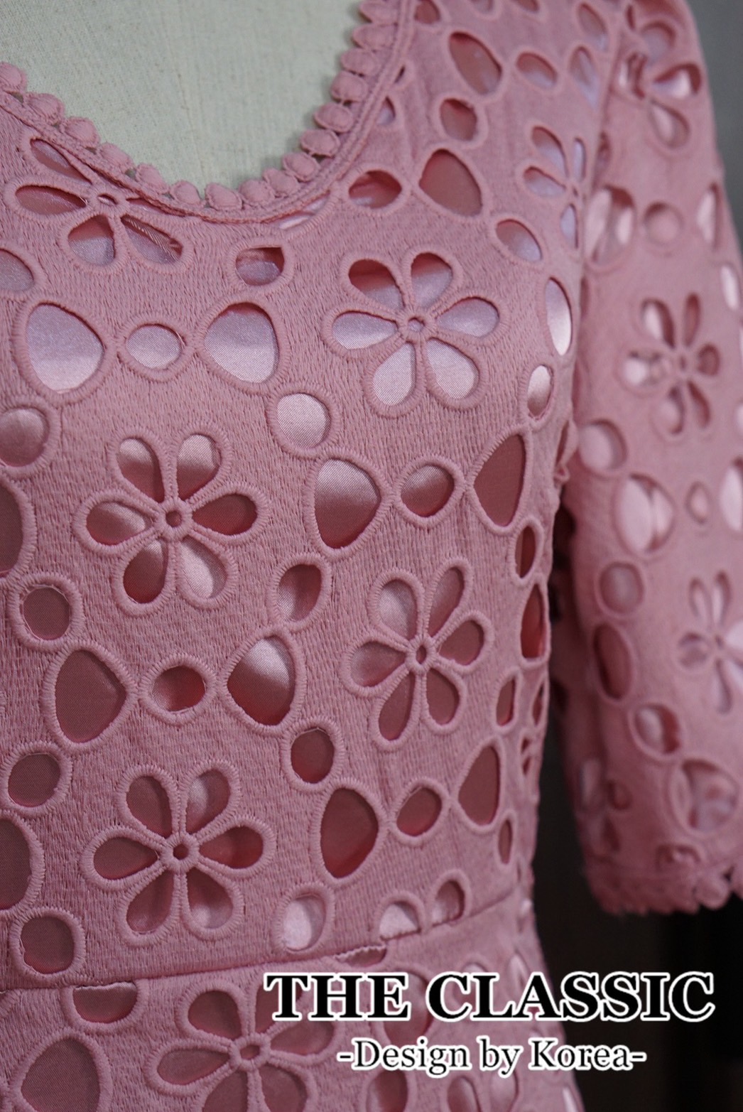 เดรสแฟชั่น เดรสลูกไม้ยาวใช้ผ้าลูกขึ้นลายดอกไม้ เนื้อแน่นอย่างดีมีน้ำหนัก