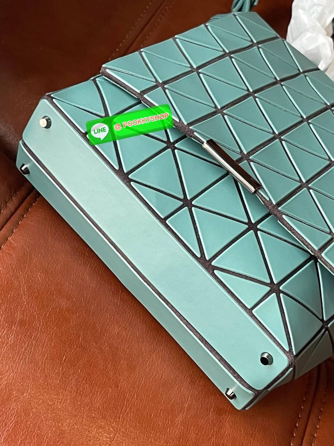 💕Baobao Issey Miyake Off-White Flap Messenger Bag(Large) สำหรับใครที่ต้องการใช้งานแบบเน้นการเคลื่อนไหวที่คล่องตัว แนะนำรุ่นนี้เลยคะ มาพร้อมแผ่นรูปทรงสามเหลี่ยมอันโดดเด่นแฝงไปด้วยความทันสมัยบ่งบอกถึงความเป็นเอกลักษณ์ของแบรนด์ได้เป็นอย่างดี ซึ่งสายส