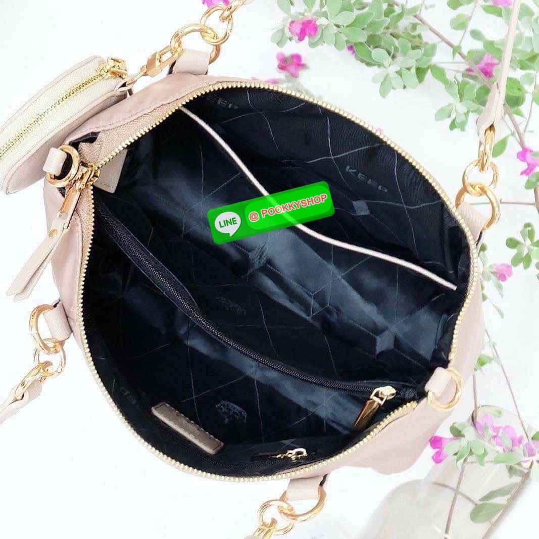 รุ่น KANNY with zipper รุ่นนี้พัฒนาต่อยอดมาจากรุ่น KANNY คอลเลคชั่นเดิมที่เป็นหนึ่งรุ่นที่ขายดีของทางแบรนด์เพราะเป็นกระเป๋าที่ฟังชั่นตอบโจทย์การใช้งานมากที่สุด 📍ตัวกระเป๋าน้ำหนักเบามาก 📍ทำจากไนล่อนนาโนกันน้ำ 📍ทำช่องแบ่งเก็บด้านใน ใ