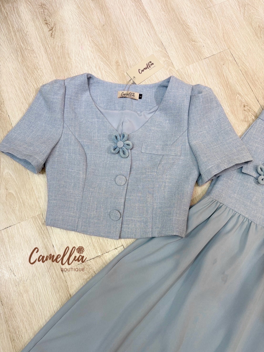 ชุดเซทแฟชั่น ชุดSet เสื้ิอแขนสั้นแต่งดอกไม้ที่หน้าอก มาคู่กับกระโปรงเอวสูง แต่งดอกไม้เข้ากันทั้งชุด