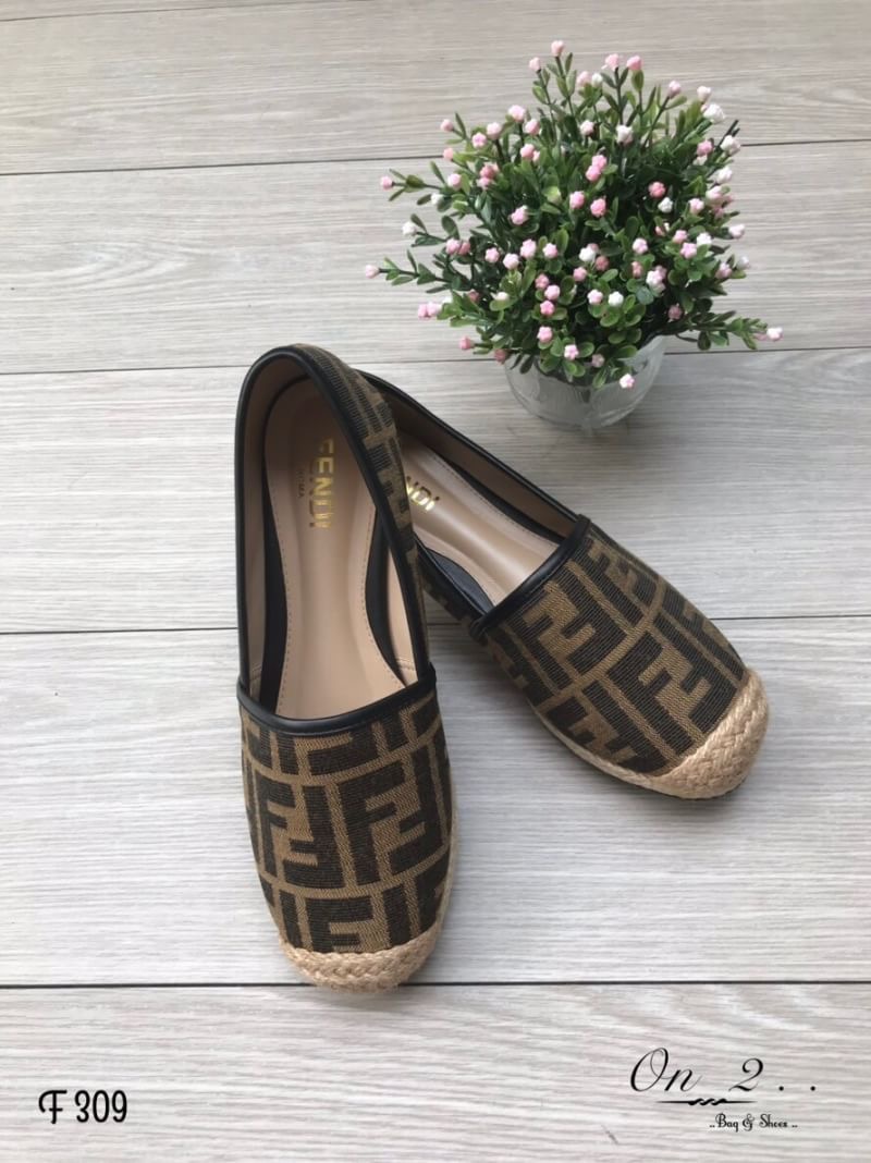 Fendi Shoes ผ้าใบแบบสวม Fendi วัสดุcanvas ทอลาย แบรนด์ แต่งขอบด้วยปอถัก งานพื้นตีแบรนด์ คู่นี้ทรงสวยคะ น้ำหนักเบาสวมใส่สบายเท้า มา 1 สี นะคะ