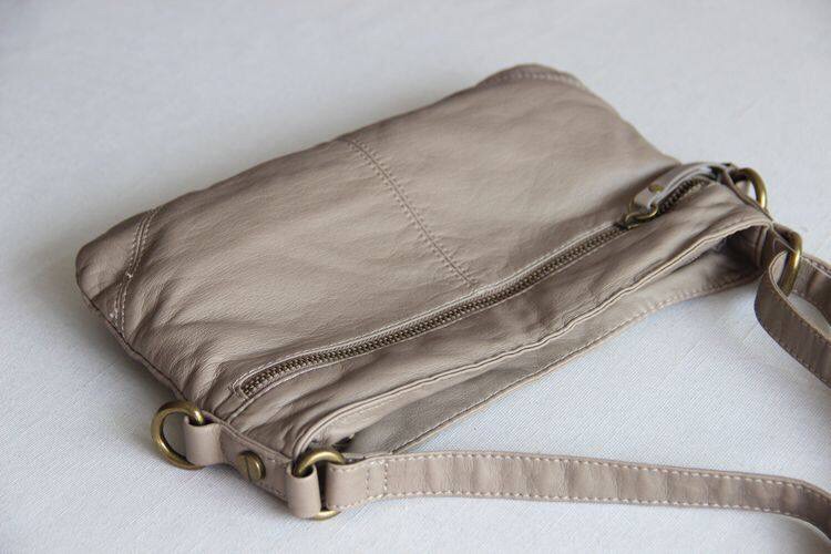 กระเป๋าหนัง กระเป๋าสะพายข้าง แบรนด์ หรู Dorothy Perkin สีเทา หนังนุ่มหรู สายปรับระดับได้คะ Size:กว้าง26 cm/สูง 18cm/หนา 3cm
