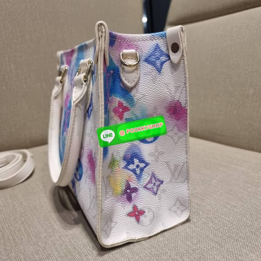 New in!! จากเคาน์เตอร์ dutyfree LV watercolor multi tote กระเป๋าทรงโท้ทคอลใหม่ ดีไซน์สดใส สบายตา ด้วยลวดลายเพ้นท์สีน้ำ ไม่ซ้ำใคร วัสดุหนังแคนวาส ทนทาน ที่มาพร้อมหูจับในตัว และสายสะพายข้าง ให้ปรับใช้ได้ทุกสไตล์ความชอบ ภายในโล่งกว้าง มีอะไหล่เกี่ยวที่ปากกระ