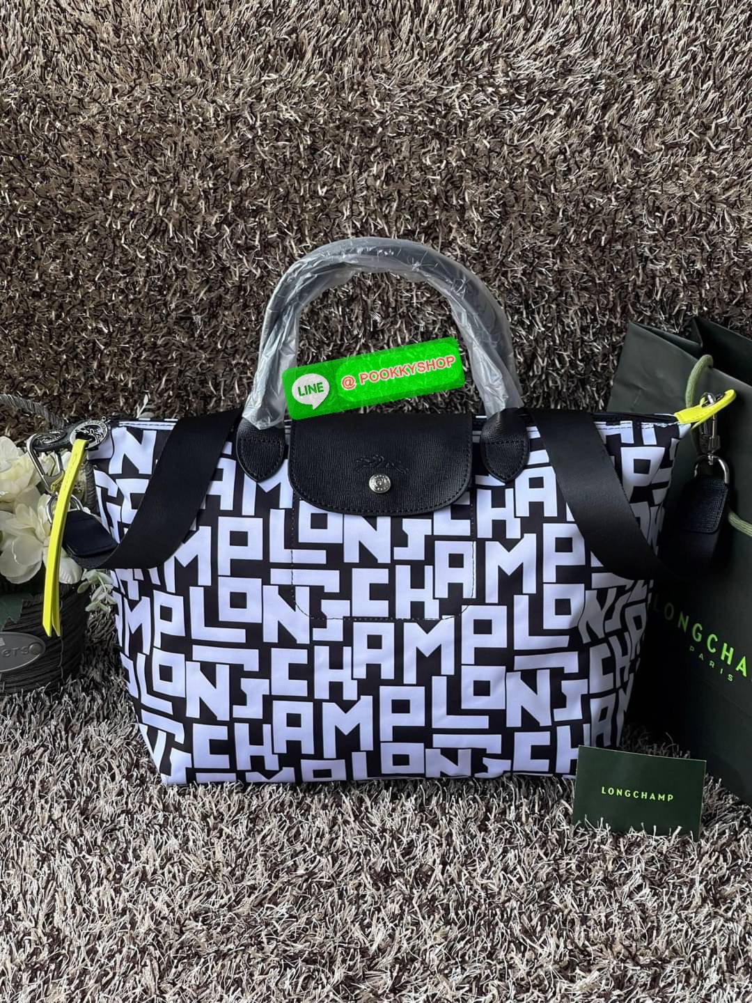 💕Longchamp LE PLIAGE LGP TOP HANDLE BAG M พบกับคอลเลคชั่นใหม่ล่าสุด มีดีไซน์ที่เรียบหรูและคลาสสิก แฝงด้วยลูกเล่นแบบเฟมินีน แถมยังมีน้ำหนักเบาอย่างไม่น่าเชื่อ มาพร้อมกับหูจับกระเป๋าคู่และฝาปิดแบบกระดุม กระเป๋าถือใบนี้สามารถใช้ถือแบบทั่วไป มีสายสะพา