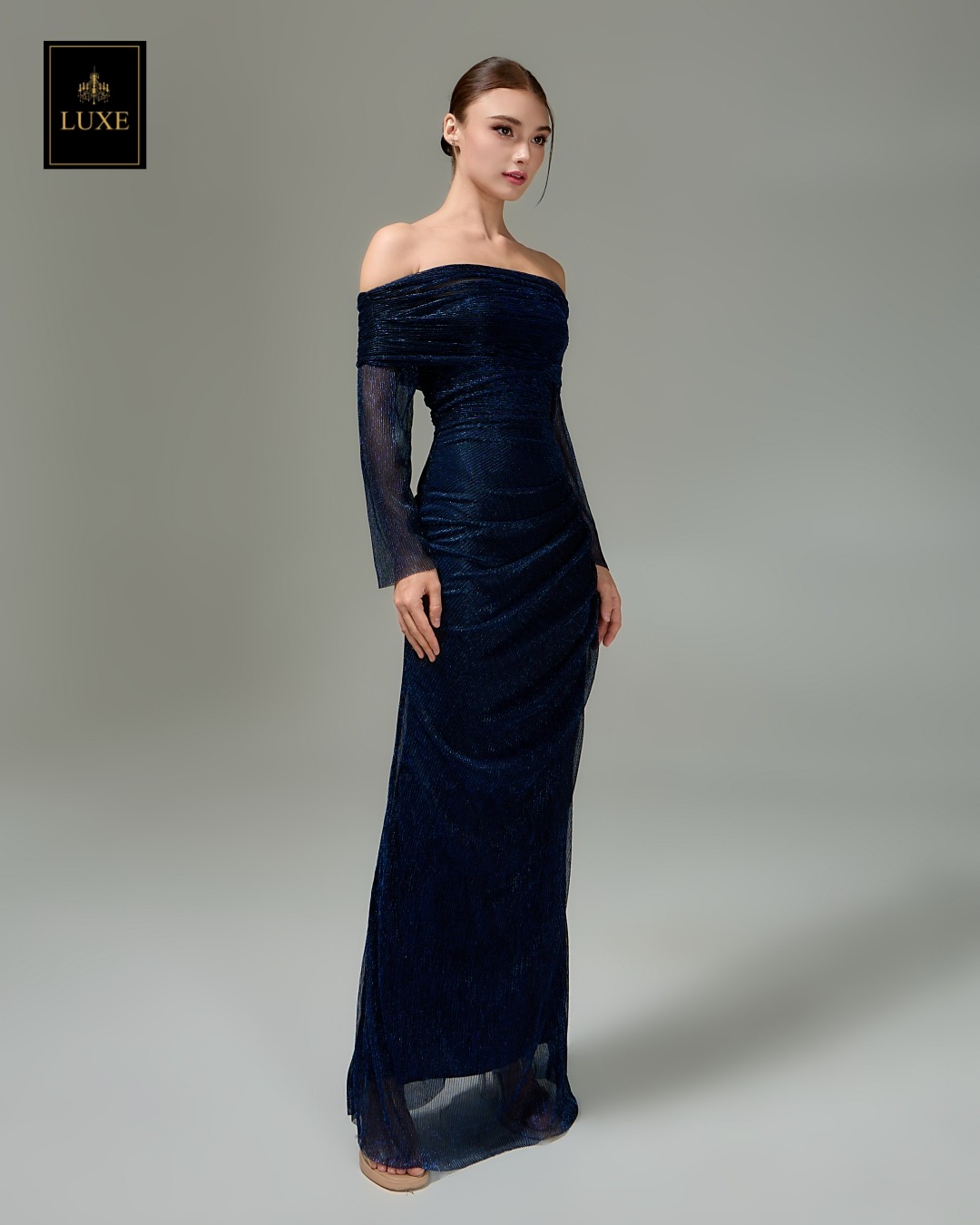 แม็กซี่เดรสเสื้อแขนยาวเปิดไหล่ กระโปรงยาว