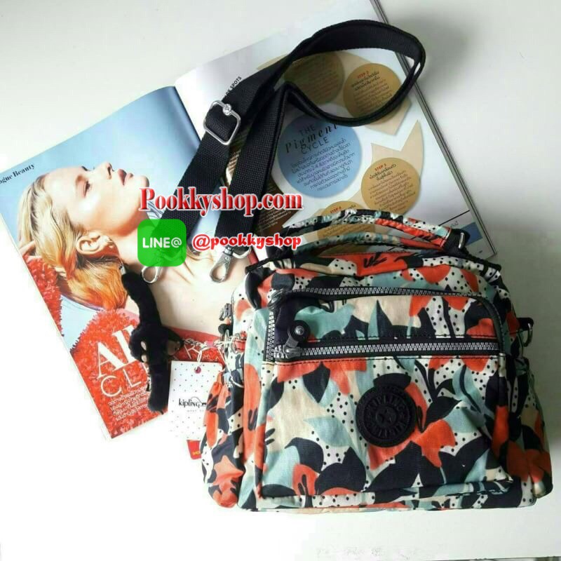 พร้อมส่ง Kipling Shoulder Bag k15828 รุ่นMulti funtion ที่สาวๆรอคอย!!! เพราะใบนี้สามารถปรับการใช้งานได้หลายเเบบทั้งสะพายข้างได้ แบบครอสบอดี้ได้ หรือรวบสายเก็บปรับเป็นถือก็ยังได้ ผลิตจากวัสดุผ้าไนล่อนเมทาลิคอย่างดี กันน้ำระดับนึงเลยค่ะ ️ด้านหน้ามีช่องซิปถึ