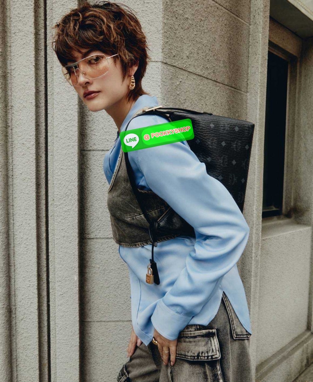 MCM AREN HOBO IN VISETOS 🔆 Details ฮอตฉ่ำมาก! กับกระเป๋าสะพายทรงโฮโบ ทรงสวยมาก ขนาดกำลังดี จุของได้เยอะ ใช้งานสะดวกด้วยการรูดซิป พิเศษแถมพวงหนังและชุดกุญแจล็อคมาให้ด้วย ถอดออกได้ นำไปใช้กับกระเป๋าใบอื่นได้ด้วย ภายในโล่งกว้าง ใส่ของสำคัญได้อย่างครบ