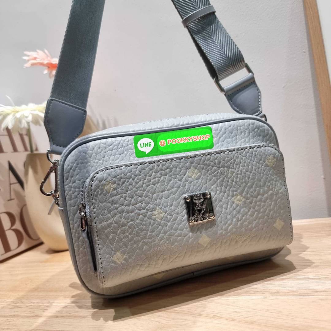 MCM KLASSIK CROSSBODY BAG สีใหม่ต้อนรับซีซั่นใหม่!! สาวกเอ็มซีเอ็มต้องมีน้า!! ใครๆเค้าก็สะพายกัน!! กระเป๋าสะพายข้างทรงครอสบอดี้ ที่ดาราใช้กันเพียบ!! รุ่นนี้หนุ่มๆสะพายหรือสาวๆก็สะพายได้น้า ขนาดกำลังดี วัสดุหนังแคนวาสคุณภาพดี มีช่องหลัก 2 ช่อง เปิด-ปิดด้วย