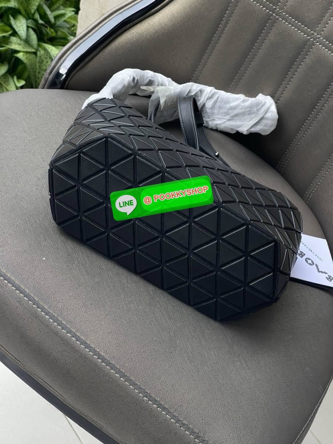 💕 BAO BAO ISSEY MIYAKE Crystal Shoulder Bag งานดีไซน์ที่ดูเรียบง่ายทั้งรูปแบบการใช้งาน มีช่องเปิดปิดแบบซิปเพื่อให้คุณพกพาของมีค่าได้อย่างสบายใจป้องกันสิ่งของตกหล่น ทั้งตัวเพลตสามเหลี่ยมและสายกระเป๋าหนัง สวยแบบคูลๆ ทั้งยังดูแลรักษาง่าย น้ำหนักเบา เ