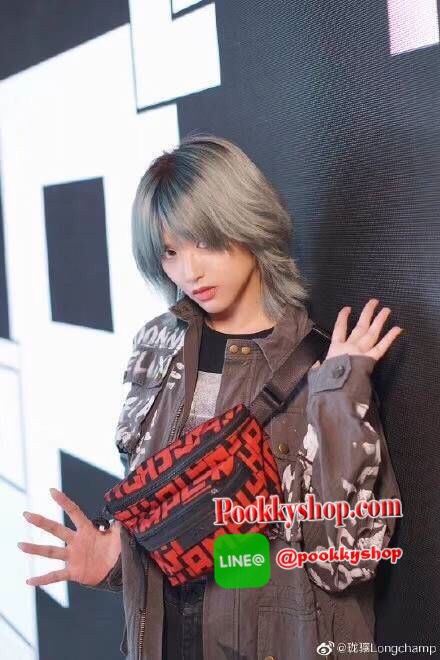 Longchamp Le Pliage Graphic Nylon Belt Bag กระเป๋า คาดอก / คาดเอว ลายกราฟฟิก วัสดุเนื้อผ้า Nylon Canvas เคลือบกันนำ้ ตัดด้วยหนังแท้ที่มีน้ำหนักเบา มี 2 ช่องซิปสะดวกใช้ ดีไซน์เรียบง่ายแต่เต็มไปด้วยความคลาสสิก ที่จับหัวซิปปั้มแบรนด์ จุของได้เยอะ ใบนี้แนะนำเ