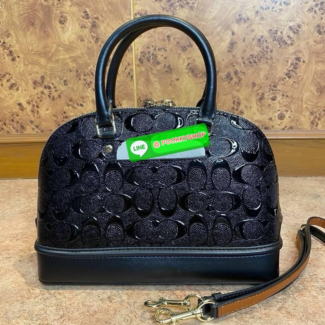 Coach MINI SIERRA SATCHEL IN SIGNATURE DEBOSSED PATENT LEATHER (COACH F55450) หนังกรวดและหนังสิทธิบัตร ด้านในมีซิปและกระเป๋าเอนกประสงค์ ปิดด้วยซิป ซับในด้วยผ้า หูหิ้วพร้อมสายสะพายยาว 3 1/2" สายสะพายถอดได้ขนาด 21 1/2" สำหรับสะพายไหล่หรือสะพายครอส