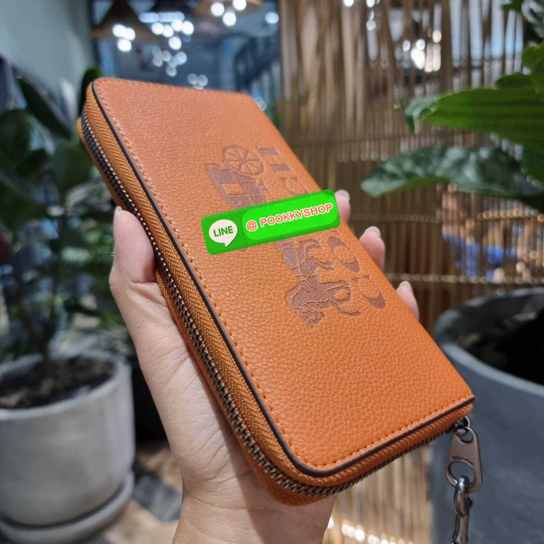 COACH C3548 LONG ZIP AROUND WALLET WITH HORSE AND CARRIAGE พร้อมเสิร์ฟความหรู กับคอลใหม่ สีสวย ผู้ดีขับผิวมาก กระเป๋าสตางค์ใบยาวกึ่งคล้องมือ เรียบหรู โดดเด่นด้วยโลโก้เอกลักษณ์ วัสดุหนัง pepble ทนทาน มาพร้อมสายคล้องมือ ถอดออกได้ ภายในใส่บัตรได้เยอะ มีช่องซ