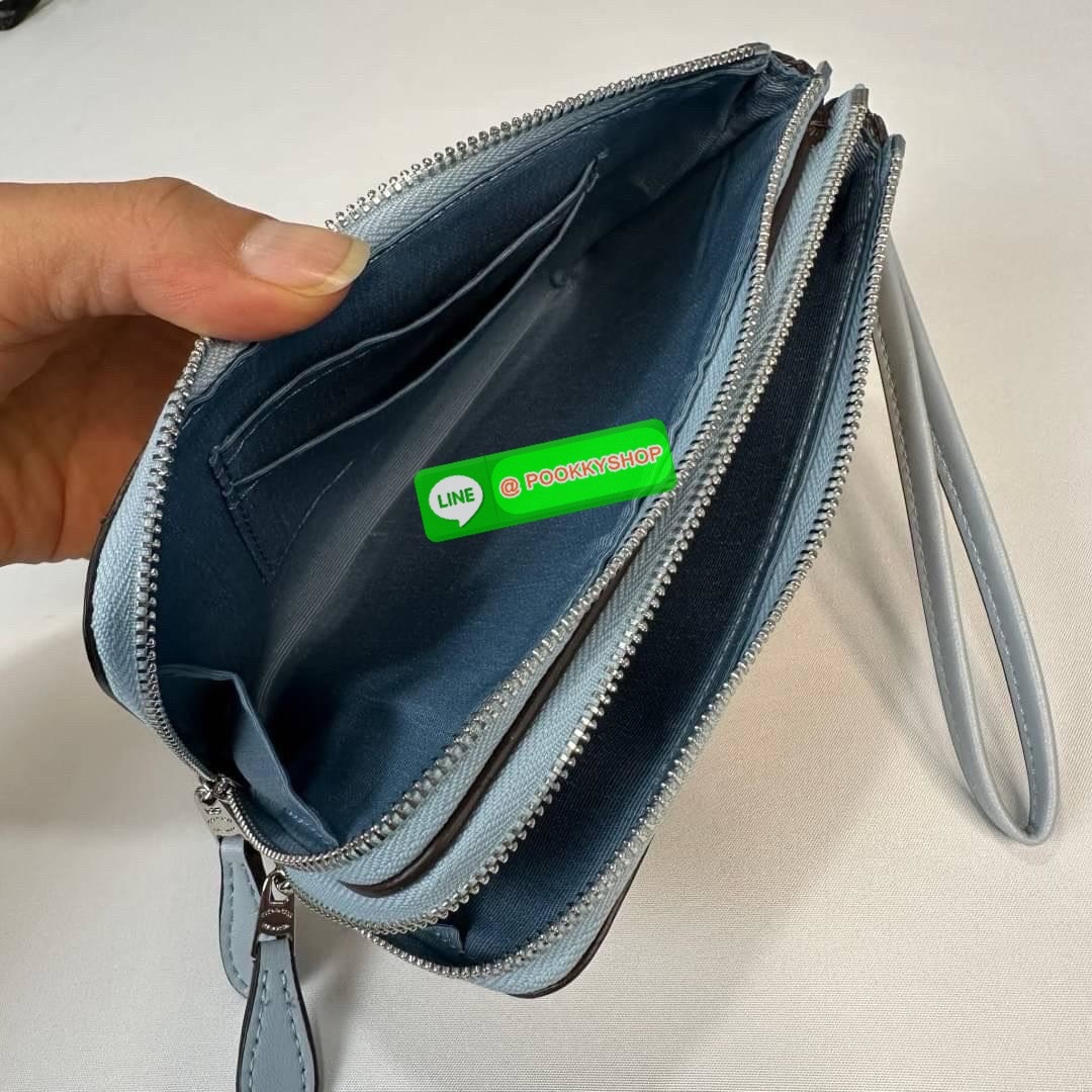 กระเป๋าคล้องมือ COACH 87591 DOUBLE CORNER ZIP WRISTLET IN SIGNATURE CANVAS (COACH 87591 ） กระเป๋าคล้องมือ2เซิปใหญ่ ลายCหนังและ ด้านในเป็นผ้า แบ่งเป็นช่องเล็กๆใส่เหรียญใส่แบงค์ใส่บัตร แล้วแต่จะใส่มีหลายช่อง ใส่โทรศัพท์ได้ทุกรุ่นพร้อมสายคล้องมือ