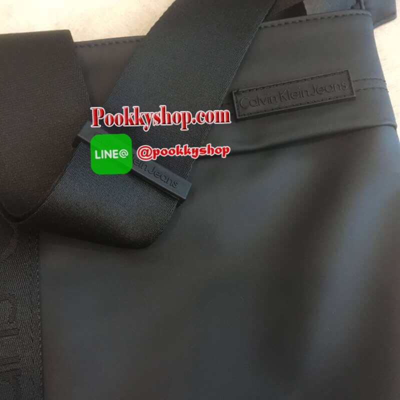 CALVIN KLEIN JEANS CROSSBODY BAG 2016 กระเป๋าสะพาย CK Jeans Limited Edition 2016 จาก Calvin Klein Jeans วัสดุ Nylon + Polyester 100% คุณภาพดีเนื้อนิ่มน้ำหนักเบาด้านหน้ามีโลโก้ Calvin Klein Jeans พร้อมช่องซิป 1 ช่อง เปิดปิดด้วยซิป ภายในมีโลโก้เเละช่องซิป ข