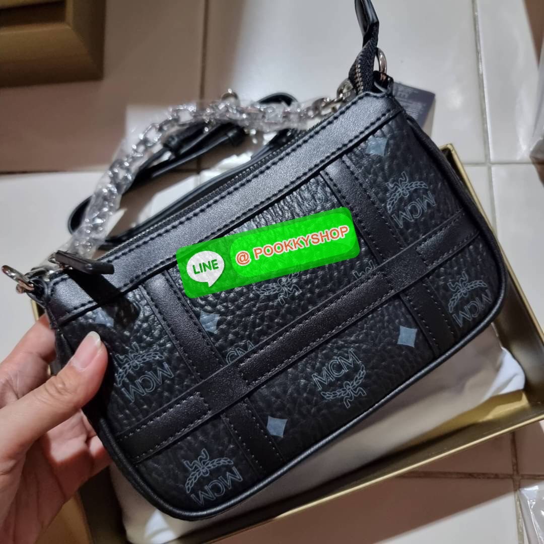 MCM MINI DELMY SHOULDER BAG จัดหนักจัดเต็ม!! ที่สุดของรุ่นที่ฮอตหนักมาก คอลเลคชั่นที่ยอดขายดีตั้งแต่วันแรกที่ลง shop ด้วยรูปทรงที่กะทัดรัด ตอบโจทย์ได้ทุกลุค ทุกไลฟ์สไตล์ ใช้งานได้ง่ายคล่องตัว กระเป๋าสะพายทรงพอช ที่มาพร้อมสายโซ่คล้องด้านหน้า และสายหนังครอส