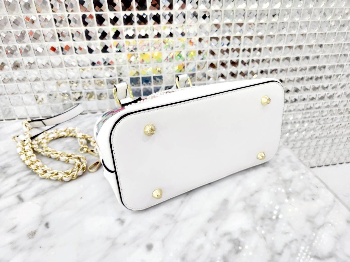 กระเป๋า Eye theme แบรนด์แท้งานคอลเลคชั่นใหม่ใบนี้รับรองคุณภาพความพรีเมียม และความน่ารักน่าใช้ มาพร้อมกระเป๋าใบลูกลายและสายยาว น่ารักแยกใช้งานได้ สวยคุ้มทนทานค่ะ