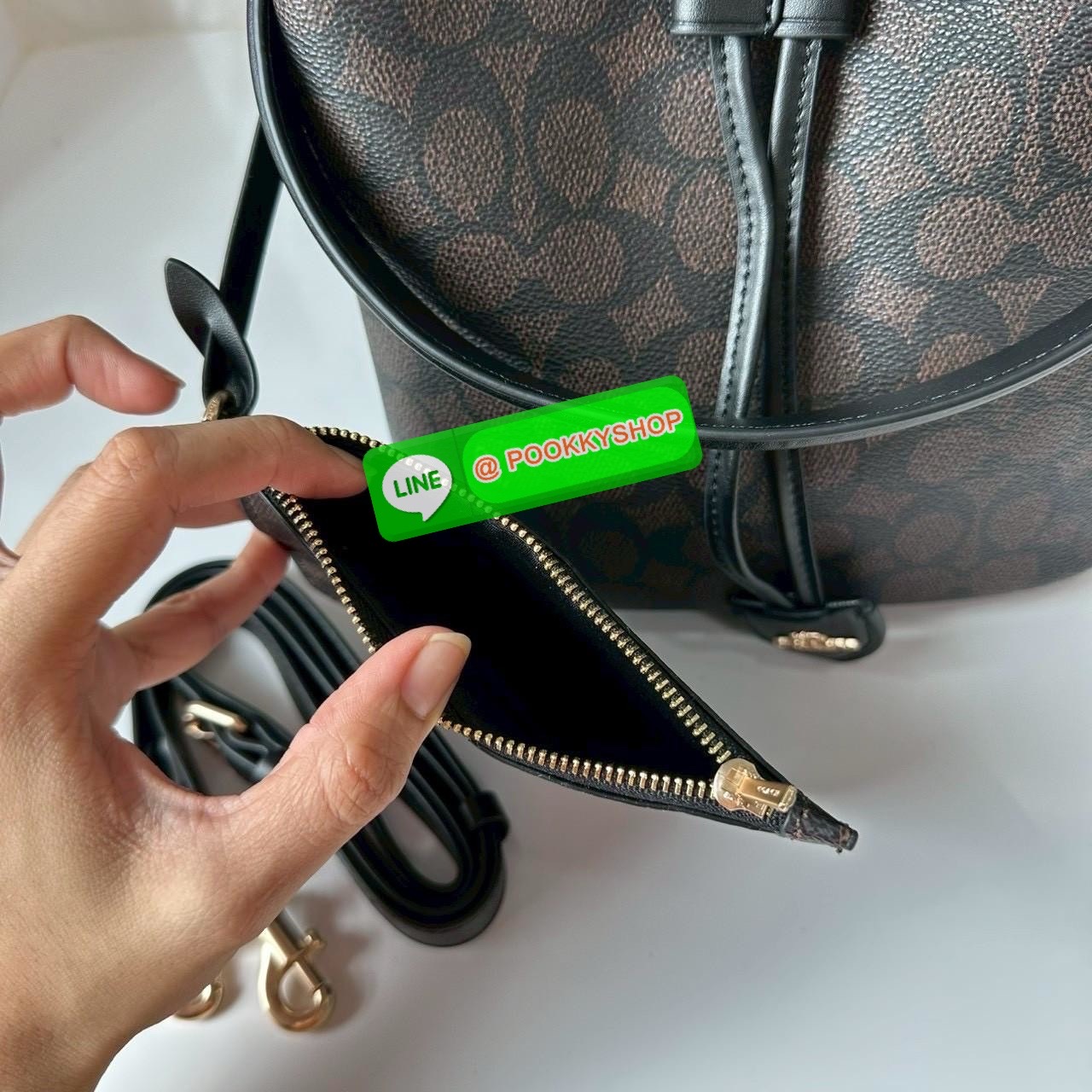 Coach Roan Bucket Bag Signature Canvas CBH07 กระเป๋าทรงบัคเก็ตใบเก๋ ดีไซน์คลาสสิก ลายซิกเนเจอร์สุดฮิต ใส่ได้ทุกโอกาส มาพร้อมสายสะพายปรับได้ ถอดได้ ใช้งานได้ทั้งสะพายไหล่ / crossbody / handheld