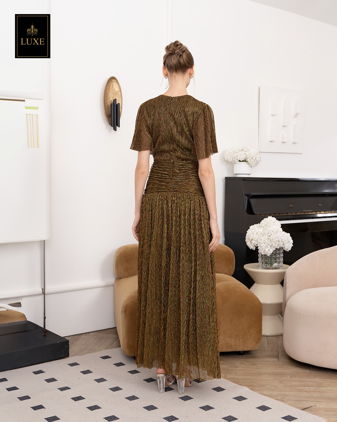 เดรสแฟชั่น แม็กซี่เดรสเสื้อคอวีป้าย แขนระบาย กระโปรงจับเดรปเข้ารูปตรงสะโพก