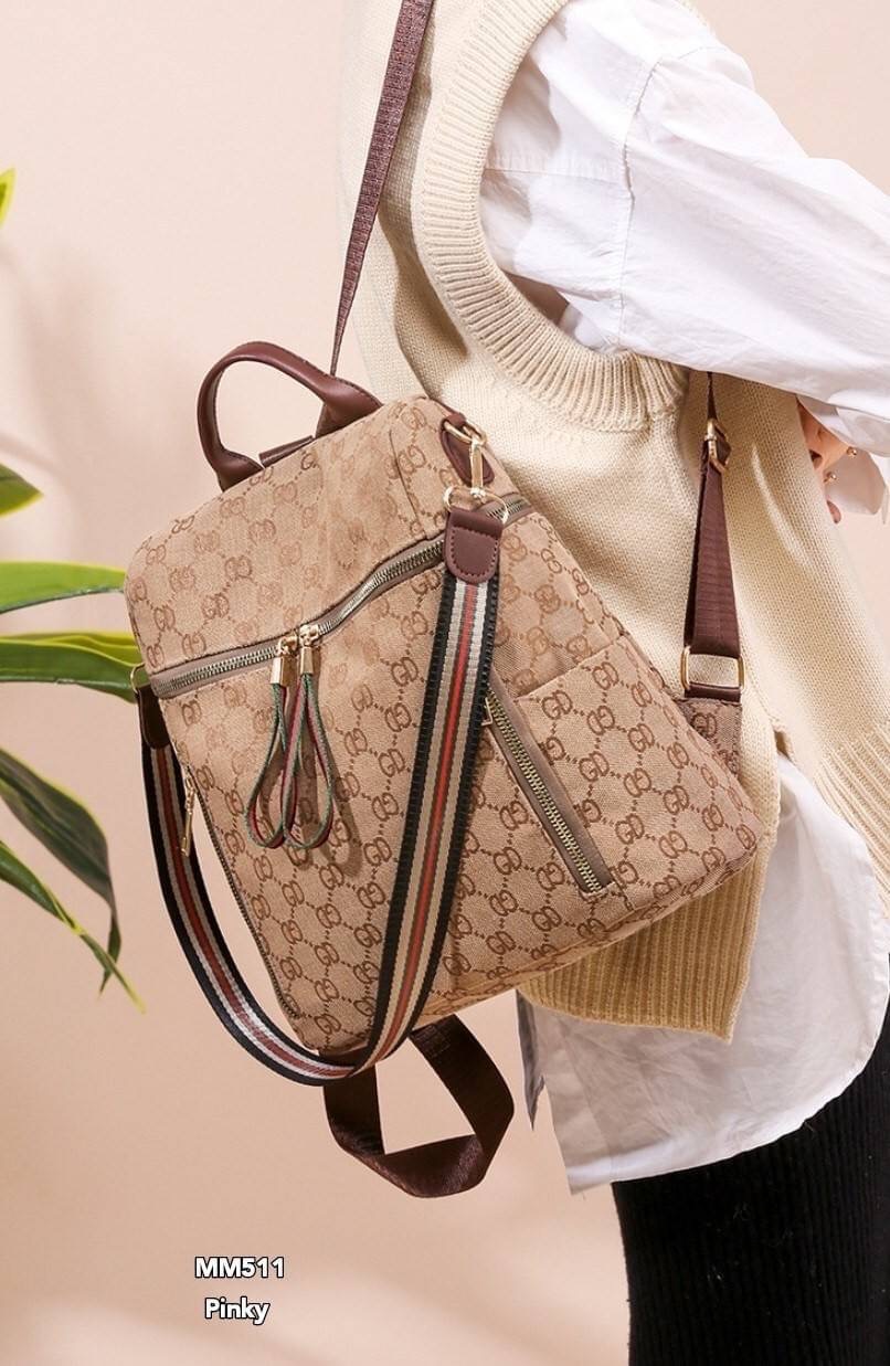 พร้อมส่ง เป้ GD 2 in 1 งานนำเข้า ขิดทอง สวยมาก ซิปหน้ากระเป๋าด้านหน้า ซิปข้างใช้งานได้ ใช้งานได้ทั้งเป้และสะพายข้าง มีสายสะพายข้างงานดีมาก ใบใหญ่ จุเยอะ