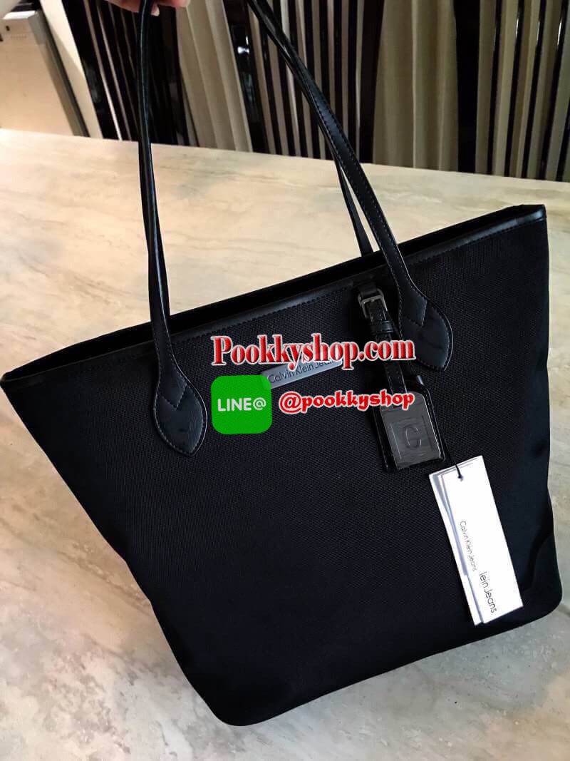 CALVIN KLEIN" JEANS TOTE BAG (Size M) กระเป๋าสะพาย Calvin Klein Jeans Limited Edition จาก Calvin Klein Jeans วัสดุ Polyester คุณภาพดีเนื้อหนาน้ำหนักเบา ด้านหน้าประดับโลโก้ Calvin Klein Jeans พร้อม TAG ห้อยที่หูหิ้วดูมีดีเทล เปิดปิดด้วยซิปสะดวกใช้ หัว