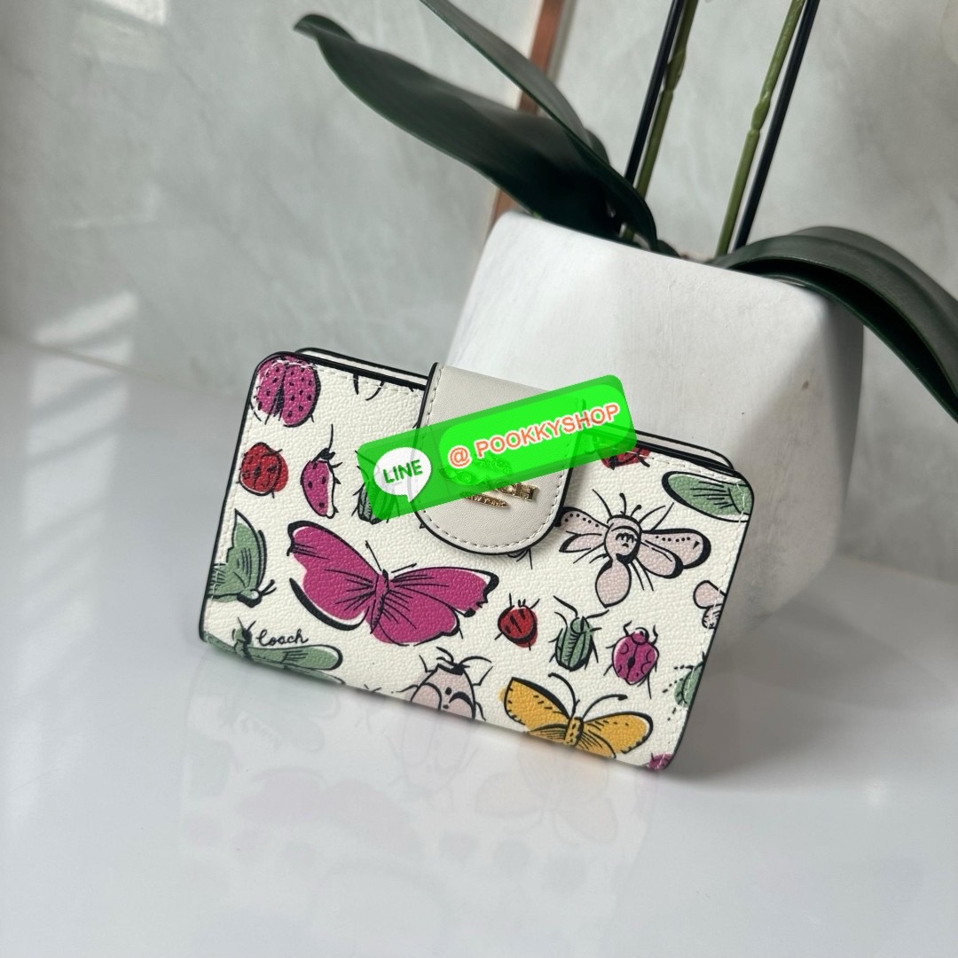 COACH MEDIUM CORNER ZIP WALLET IN SIGNATURE CANVAS WITH FLORAL PRINT(CR935) 🔖กระเป๋าสตางค์ใบกลางคอลเลคชั่นใหม่ปริ้นลายดอกไม้ 🔖วัสดุ:แคนวาสสลับหนังแท้ 🔖เปิด-ปิดด้วยกระดุมแป็ก 🔖ภายในมีช่องใส่บัตร ช่องใส่ธนบัตร และช่องซิป