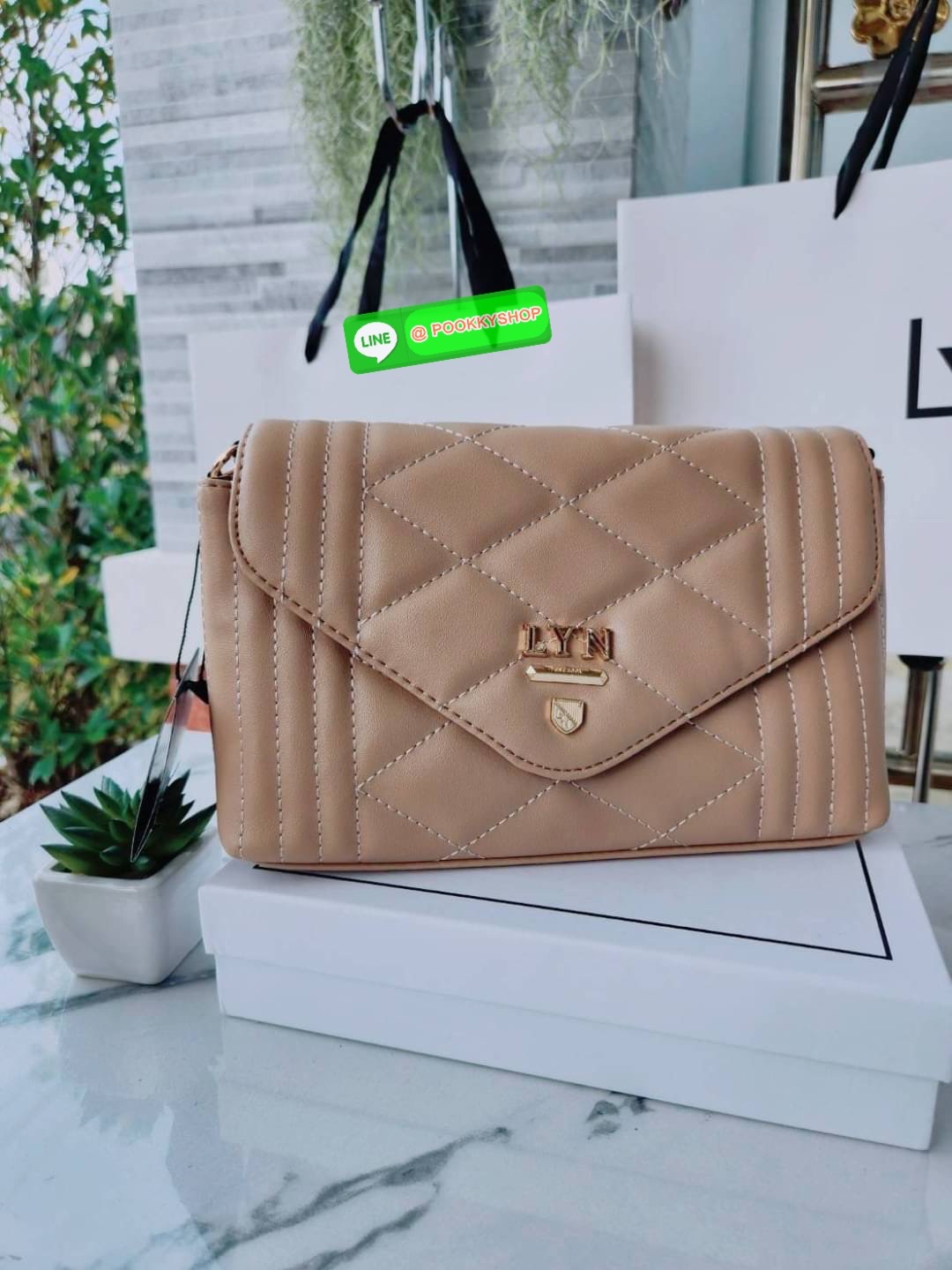 กระเป๋า Lyn สะพายข้าง คอลเล็คชั่นใหม่ มีใบลูกด้วยนะคะ สายสะพาย sport สามารถปรับระดับได้ค่ะ ด้านในใบแม่แบ่งเป็น 2 ช่องใช้งาน