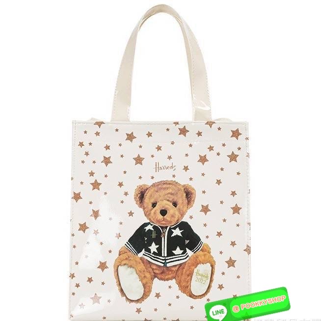 Don't Miss! Harrods London Top-handle Shopping Bag กระเป๋า Shopping แบรนด์ดังจากอังกฤษไอเท็มยอดนิยมวัสดุ PVC+Polyester 100% ของแท้เนื้อหนาอยู่ทรงกันน้ำ ขนาดกำลังดี น้ำหนักเบา เปิดปิดด้วยซิปสะดวกใช้ภายในกว้างและจุ มีโลโก้แบรนด์และมีช่องซิปเล็ก1ช่องสาม