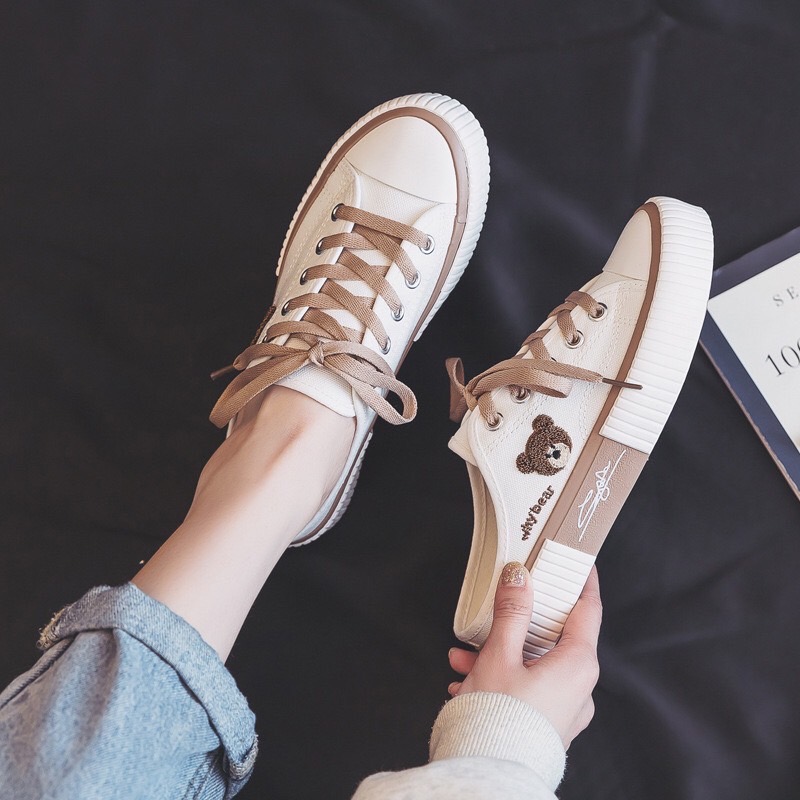 สินค้าขายดี พร้อมส่งค๊าา sport shoes รองเท้าผ้าใบทรงเปิดส้น งานแฟชั่นงานเกรดพรีเมี่ยม พื้นนิ่มมากคะ ใส่สบายจะแมตช์กับกางเกง👖หรือกระโปรง👗ก็ได้ค่ะ แม่ค้าคอนเฟริม ห้ามพลาดเลยจ้าตัวนี้แนะนำ อย่าช้ารีบเลย